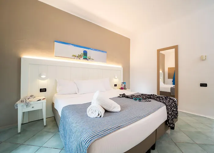 Th - Marina Village מלון